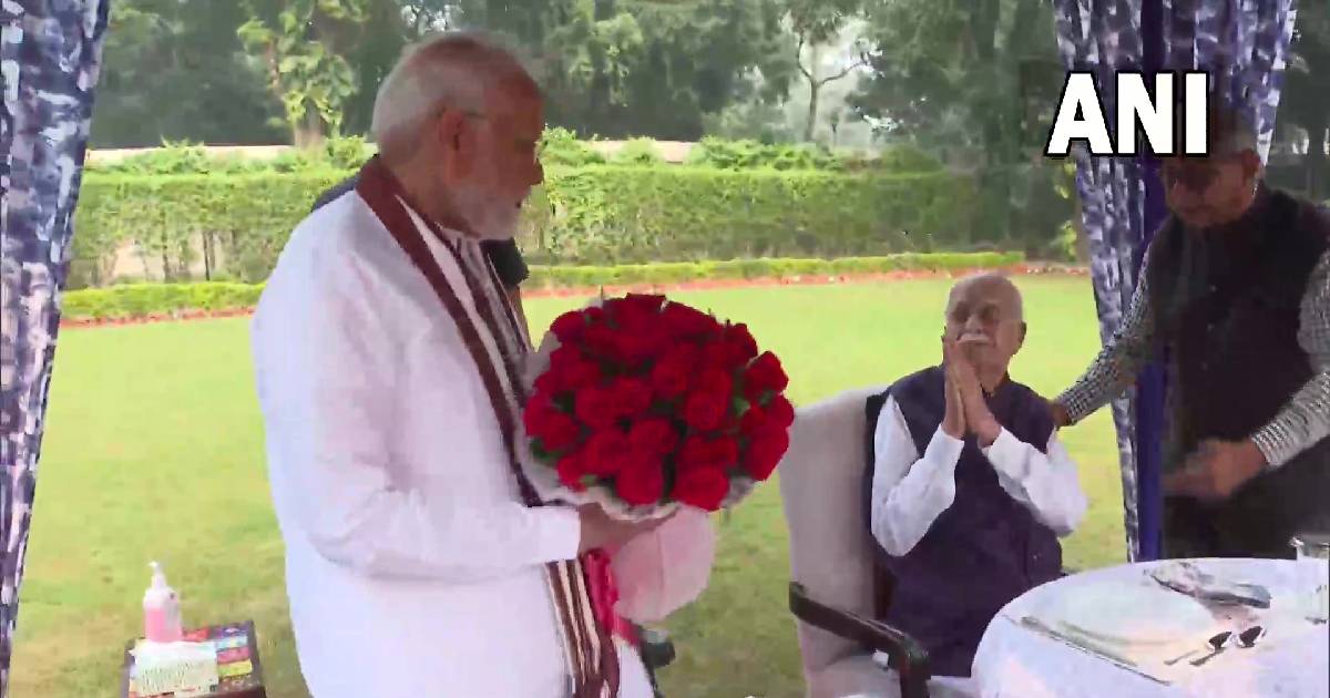 PM Modi visits LK Advani on his birthday, prays for his good health